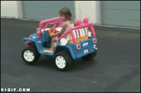 小孩开玩具车视频图片