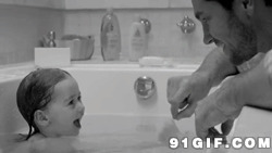 小孩动态图片:小孩,洗澡