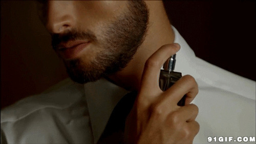 男人香水喷哪里图片:男人,香水