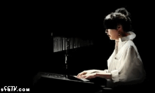 美女弹钢琴视频图片