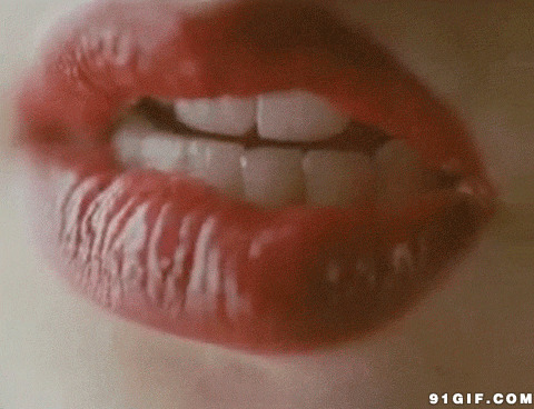 粉红嘴唇美女咬嘴唇图片