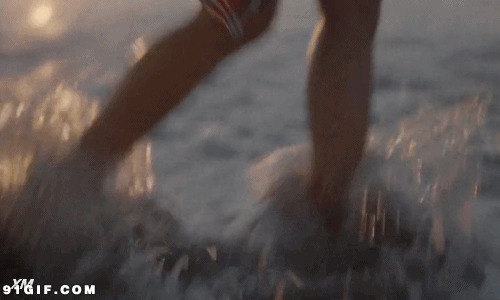 美女赤脚视频图片:赤脚,踏浪