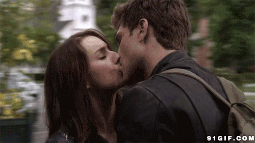 美女和帅哥亲吻视频图片:街头,亲吻