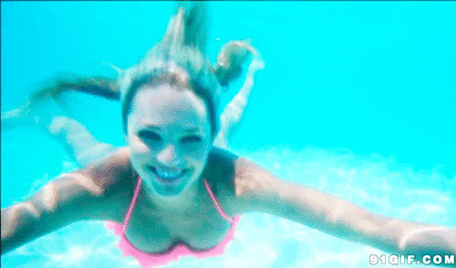 美女在水中游泳图片