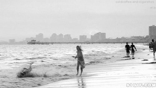 美女把帅推倒在海滩图片