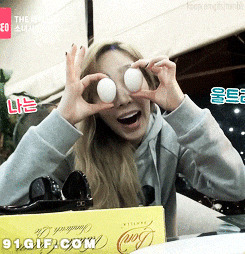 韩国美女眼睛顶两个鸡蛋搞笑动态图片