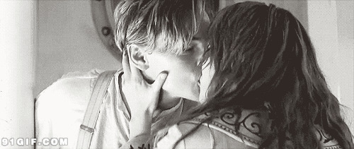 加拿大小情侣激吻黑白照搞笑动态图片:情侣,激吻,