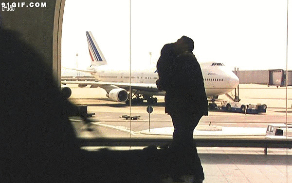 周一情侣飞机场图片:情侣,
