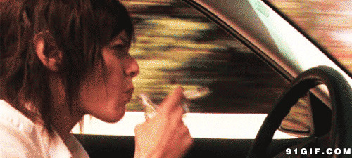 美女开车吸烟喝酒动态图片