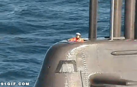 海浪行驶中的潜艇上的水兵搞笑动态图片