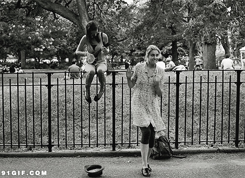 外国公园里的两个女人乞讨表演搞笑动态图片