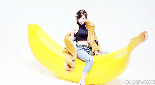 美女坐在香蕉上图片