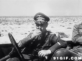 二战军官喝水图片
