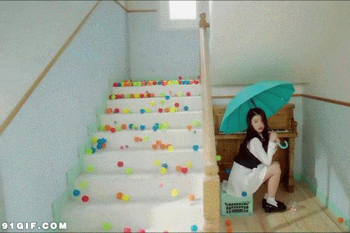 坐在楼梯下打伞的妹妹搞笑动态图片