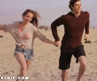 沙滩上奔跑的情侣搞笑动态图片