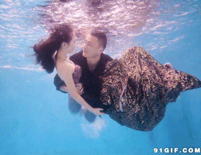 帅哥海底抱美女动态图片:浪漫,爱情