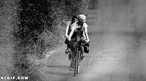 外国两个骑自行车的妹妹搞笑动态图片:美女,骑自行车,