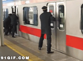乘务员帮人物挤火车搞笑动态图片