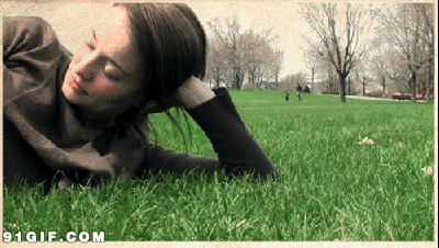 躺在草地上的美女图片:美女草地,