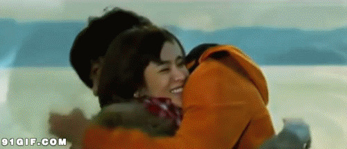 韩国小情侣见面拥抱搞笑动态图片:情侣,拥抱,