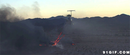 直升飞机轰炸地面图片