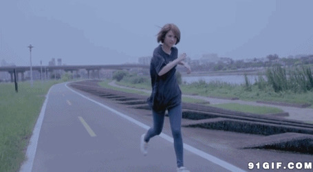 公路奔跑的美女图片