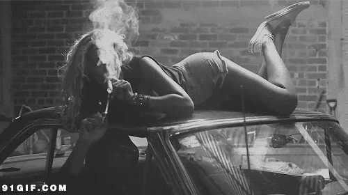 美女趴在车上抽烟搞笑动态图片:美女,抽烟,