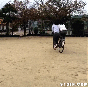 两个人骑自行车图片