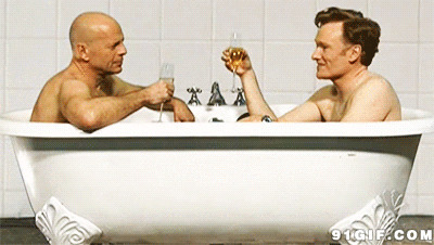 国外男人浴缸喝酒图片