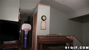 小孩子投篮球动态图片