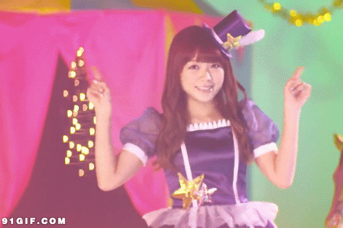 舞台上带小帽子的日本逗比小女生搞笑动态图片:小女生,头像,