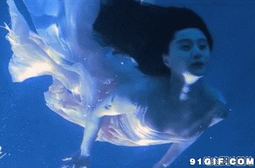 美女在水中游泳视频图片:美女,水中,游泳