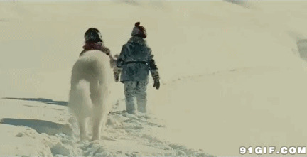 小孩与狗狗雪地行走动态图片