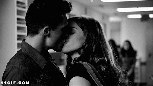 情侣激吻黑白照 搞笑动态图片:情侣,接吻,