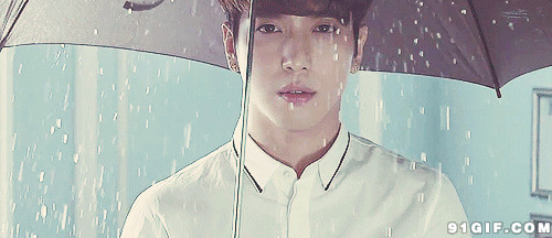 雨中打伞的帅哥动态图片