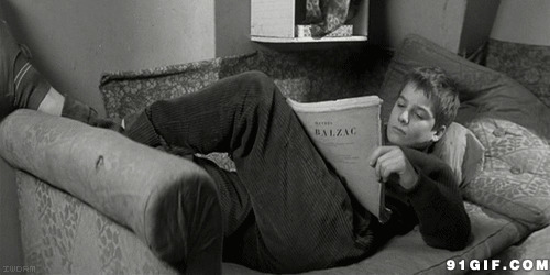 帅哥躺在沙发上吸烟看书图片:帅哥,吸烟,看书