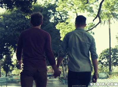 外国两男人牵手走路搞笑动态图片:男人,牵手,