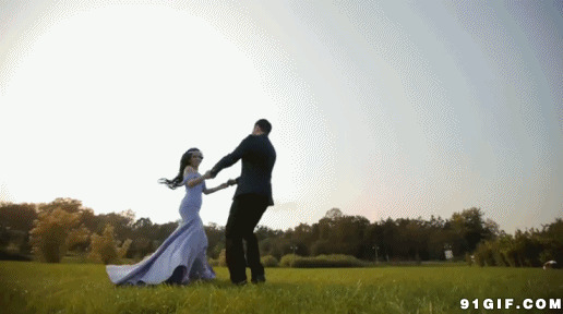 情侣在草地上跳舞图片