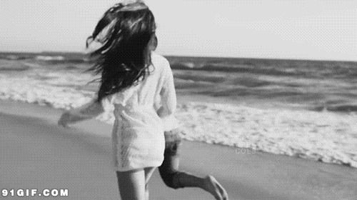 海边奔跑的小情侣搞笑动态图片