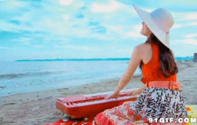 在海边沙滩上弹琴的美女图片