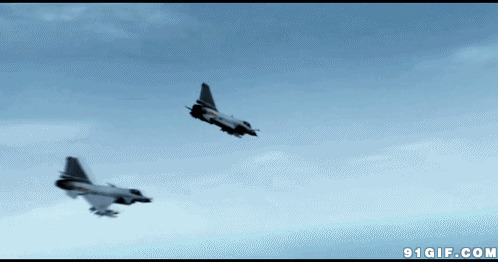 战斗机群飞过海面图片