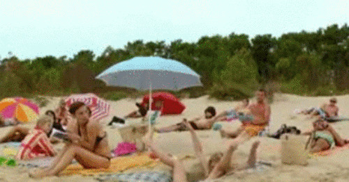 沙滩美女摔倒图片:摔倒