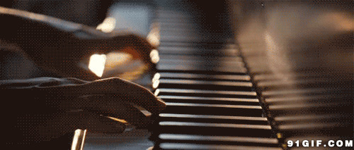 一双弹钢琴的手图片
