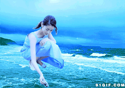 蹲在海边的少女图片:海边