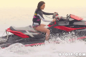 美女驾驶水上摩托艇图片