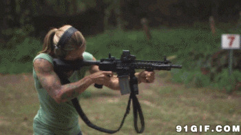美女开枪AK47图片