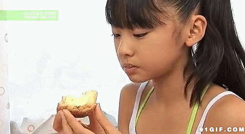 小女孩吃面包图片