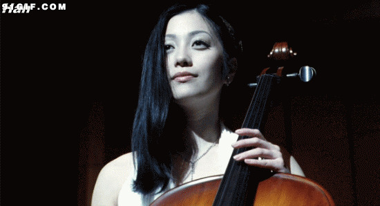 拉大提琴的长发美女图片:美女