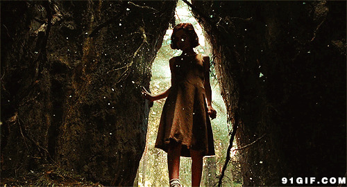 女子走近树洞图片