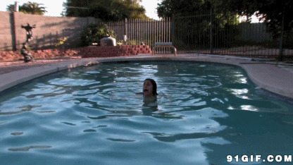 游泳池理尖叫的女子图片